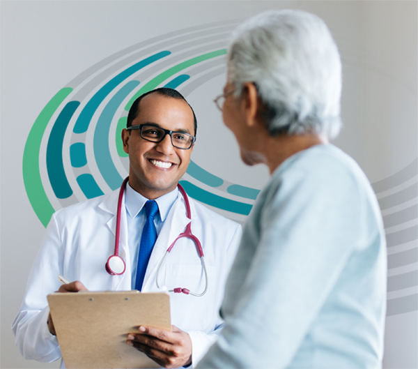 Foto eines Mediziners beim Patientengespräch.